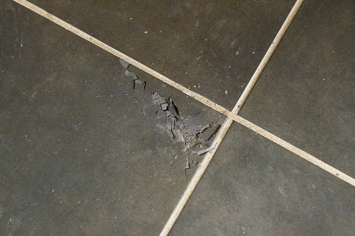 Sprekk i en gulvflis Sprekk i en gulvflis